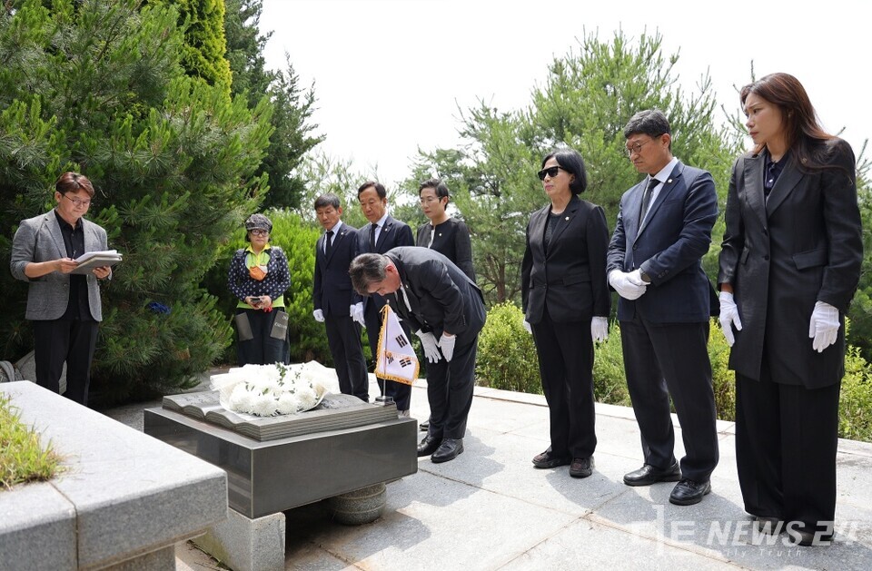 27일 충남 서천군의회 김경제 의장을 비롯한 7명의 의원들이 평생을 대한민국 독립을 위해 헌신한 김갑수 지사의 묘소 를 찾아 주변을 정비하고 헌화하며 고인의 헌신을 기렸다. /서천군의회