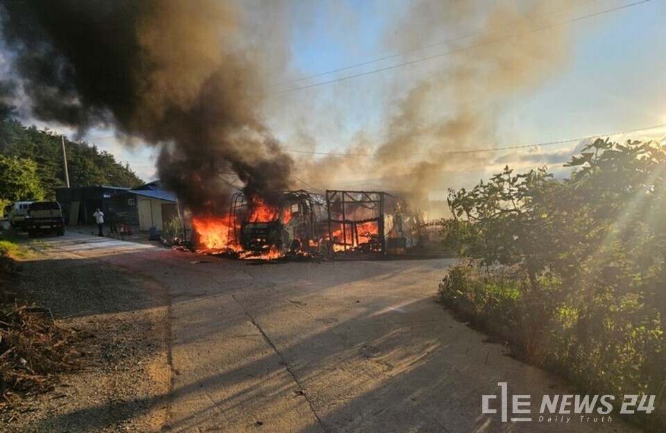 29일 오후 7시 8분경 충남 서산시 대산읍 웅도리의 한 주택 차고에서 불이 나 1시간 10분여 만에 꺼졌다. 사진은 화재현장 모습. /사진=독자 제공