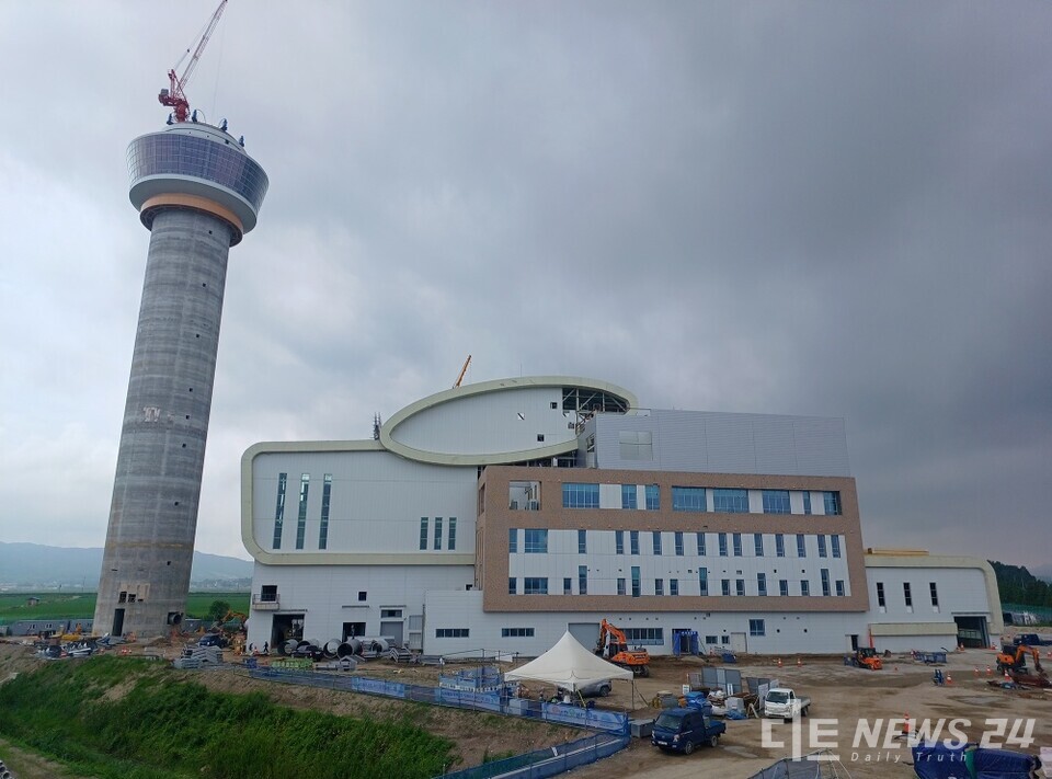지난 27일 충남 서산시 친환경 체험관광형 자원회수시설의 전망대가 94m에 이르는 굴뚝 상부에 성공적으로 인양됐다. /서산시