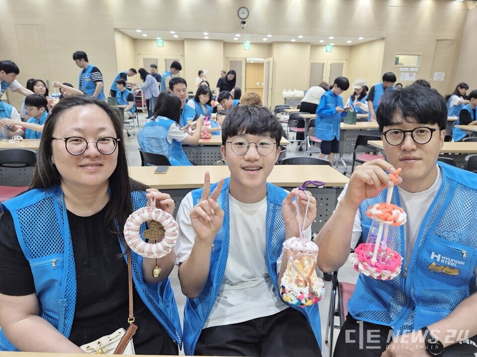 28일 당진시종합복지타운 대강당에서 열린 탄소중립 교육과 업사이클링 체험 활동 참여 모습. /현대제철 당진제철소