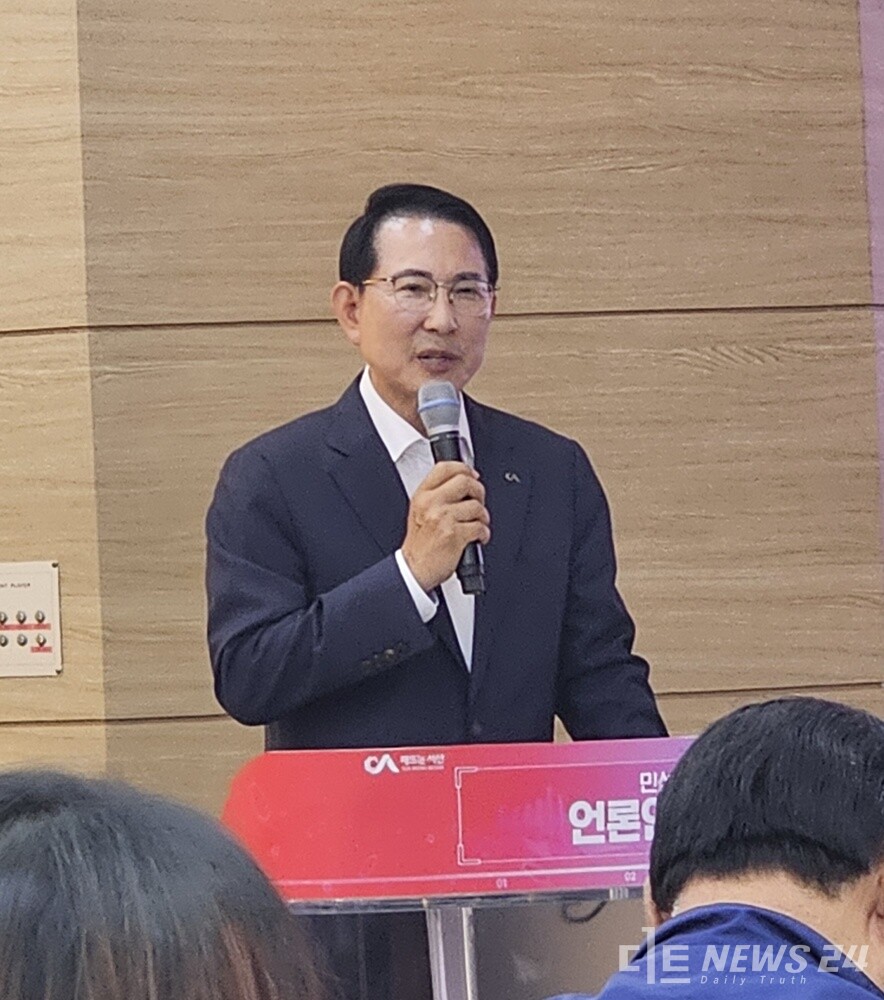 1일 충남 서산시청 대회의실에서 열린 민선8기 3주년 '언론인과의 대화'에서 그간의 시정 성과와 향후 시정운영 방향에 대해 설명하고 있는 이완섭 시장. /서산=최병민 기자