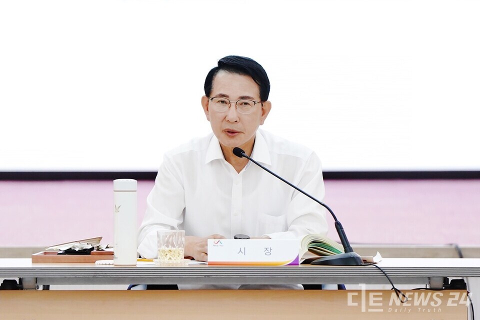 충남 서산시가 4일 시청 대회의실에서 ‘2025년 하반기 주요업무계획 보고회’를 갖고 성과창출을 다짐했다. 사진은 보고회를 주재하고 있는 이완섭 서산시장. /서산시 