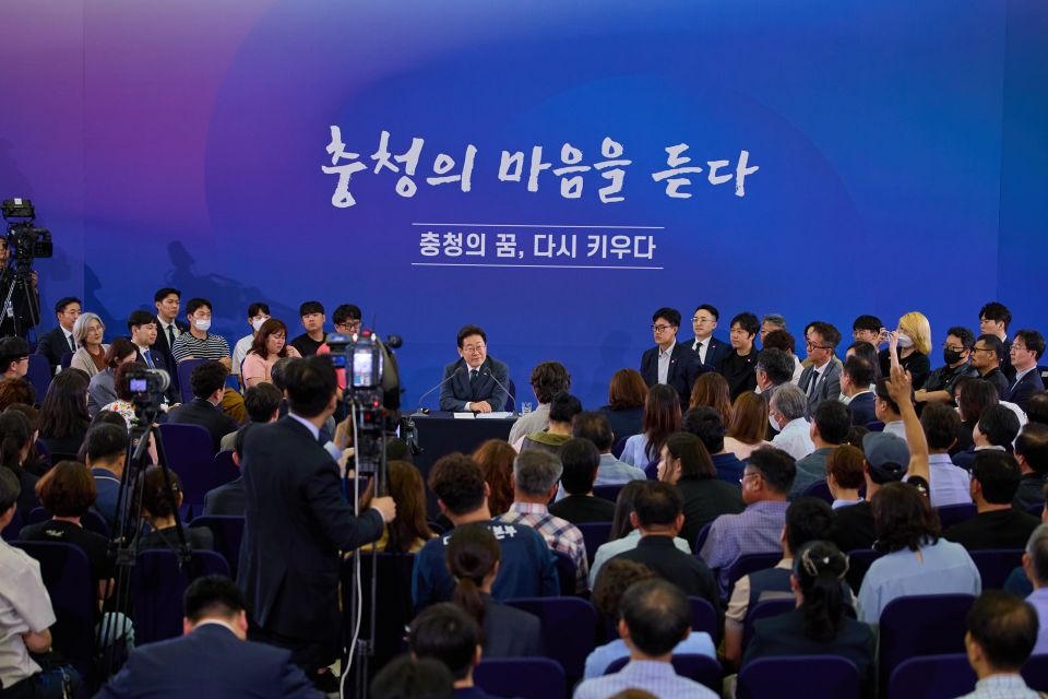 이재명 대통령이 4일 대전에서 충청권 주민과 타운홀 미팅을 갖고 있는 모습. 대통령실 제공. 