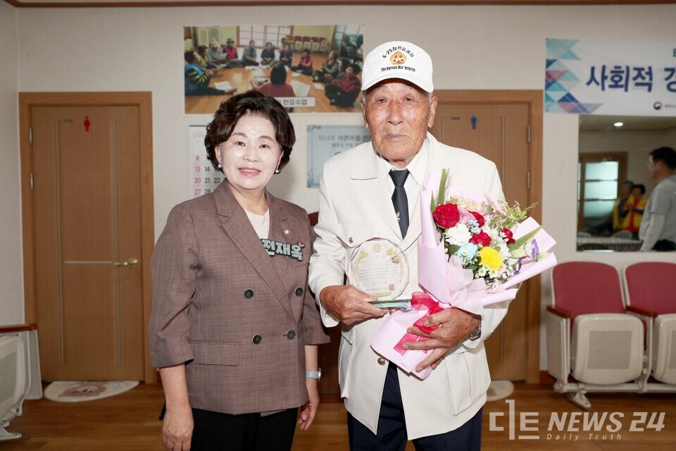 충남 태안군의회가 4일, 6.25 전쟁 75주년을 맞아 안면읍 황도리에 사는 송영실(오른쪽) 어르신을 찾아 ‘제6회 찾아가는 의정발전 유공자 시상식’을 개최했다. 사진은 시상식 후 기념촬영 모습. /태안군의회