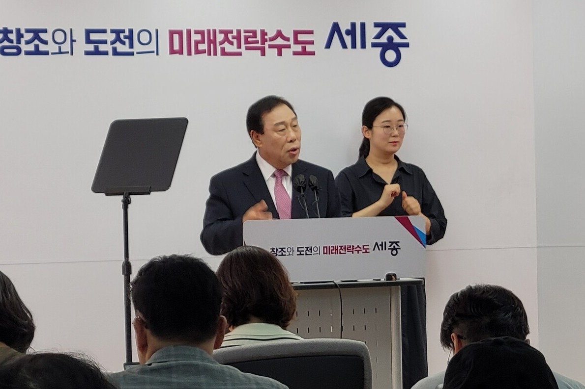 최민호 세종시장이 7일 기자회견을 갖고 이재명 대통령에게 보낸 공개 서한문에 대해 설명하고 있다. 권예진 기자