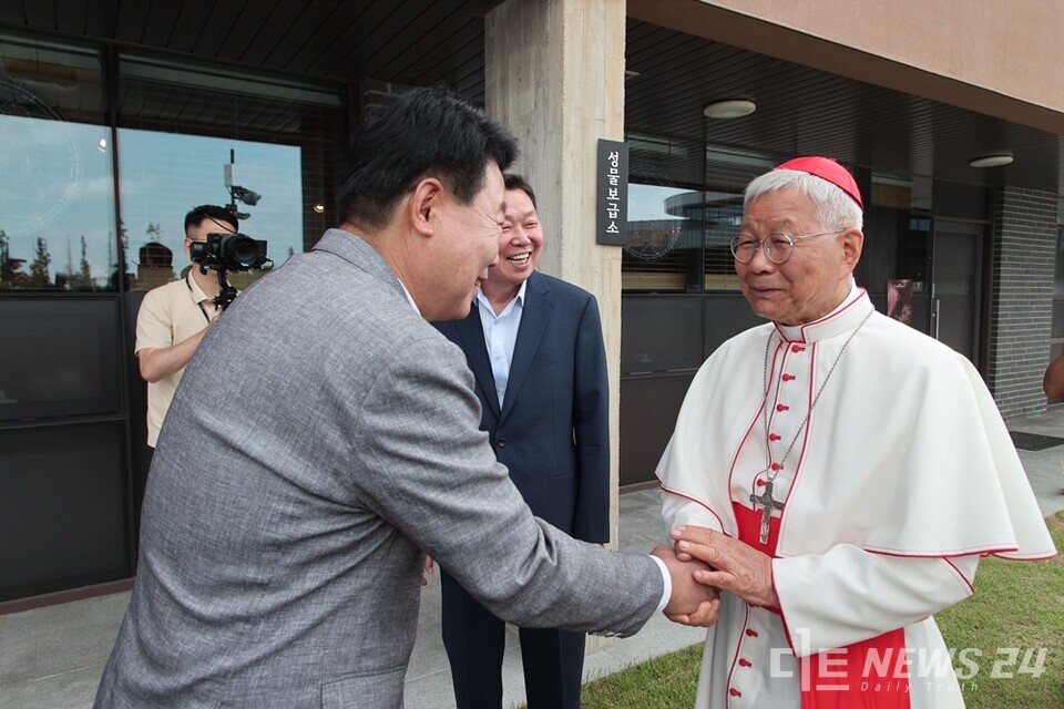 오성환 당진시장(왼쪽)이 지난 5일 유흥식 추기경을 만나 2027년 천주교 세계청년대회 기간 내 레오 14세 교황의 솔뫼성지 방문을 요청했다. /당진시