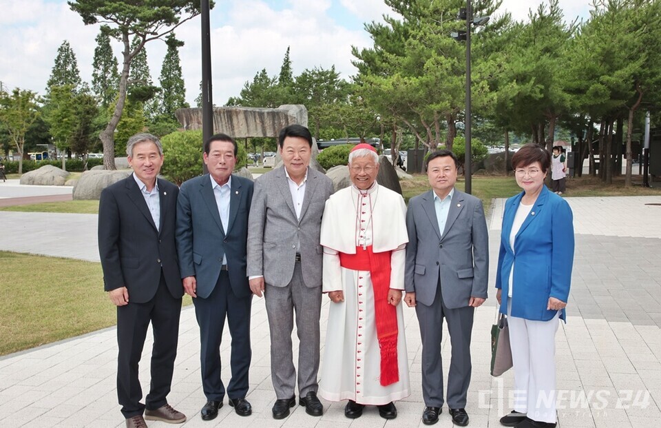 지난 5일 당진 솔뫼성지를 방문한 유흥식 추기경과 오성환 당진시장 등이 기념촬영을 하고 있다. /당진시 