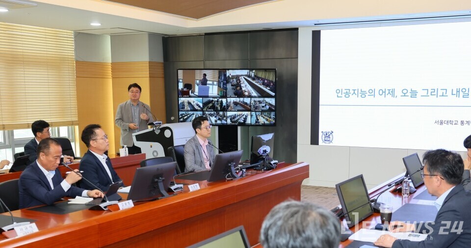 서부발전이 7일 충남 태안 본사에서 국내 인공지능 연구 분야의 대표 석학인 김용대 서울대학교 통계학과 교수(왼쪽 네 번째)의 특별 강연을 진행했다. /한국서부발전