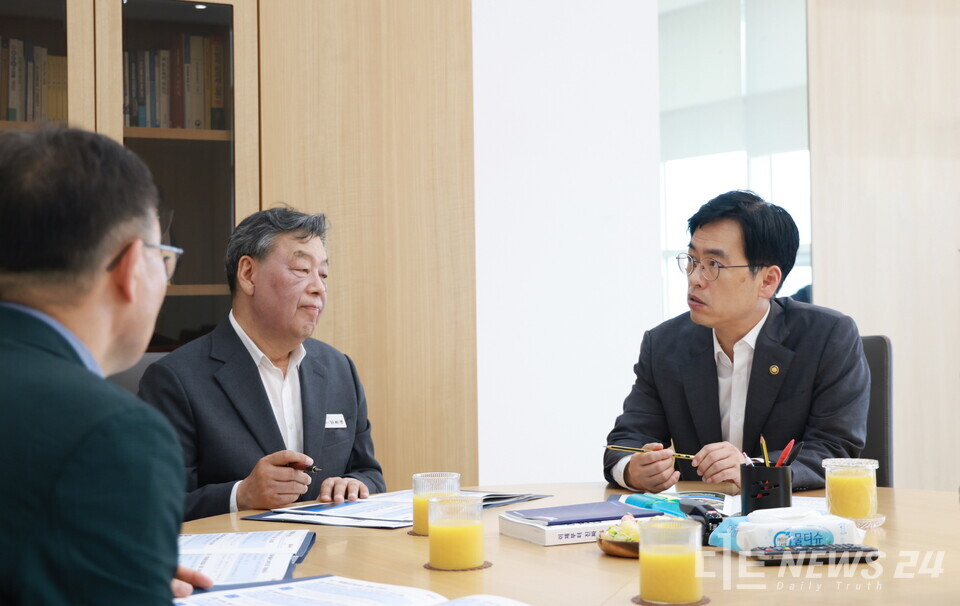 가세로 충남 태안군수가 민선8기 4년차를 맞아 주요 사업의 원활한 추진을 위해 행정안전부를 찾아 국비 지원을 건의하는 등 적극적인 발품행정에 나섰다. 사진은 7일 행정안전부를 방문한 가세로(가운데) 충남 태안군수가 행정안전부 김민재(오른쪽) 차관과 대화하는 모습. /태안군