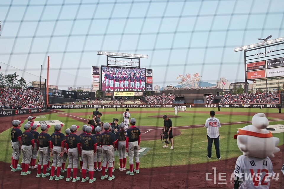 당진 합덕초 야구부의 애국가 제창 모습. /당진시