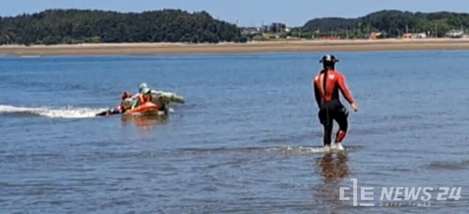 충남 태안해경이 12일 오전 10시 58분경 태안군 안면읍 소재 백사장해수욕장에서 튜브를 타고 놀던 중 표류된 어린이 1명(남, 12세)을 구조했다. 사진은 튜브 표류 어린이 구조 모습. /태안해경