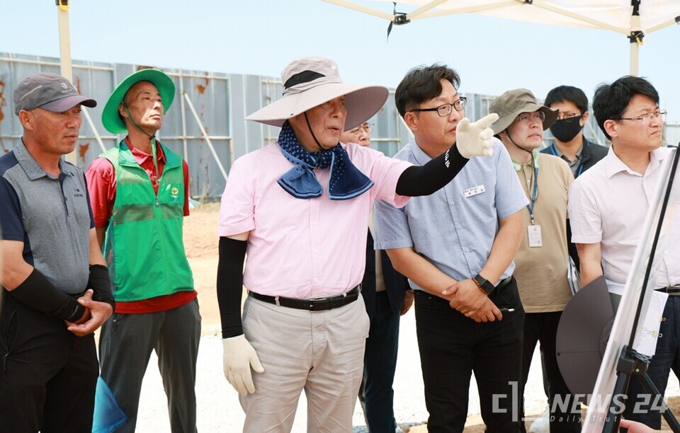  지난 11일  ‘중부권 파크골프장’ 조성 현장(근흥면)을 찾아 점검 중인 가세로 태안군수. /태안군