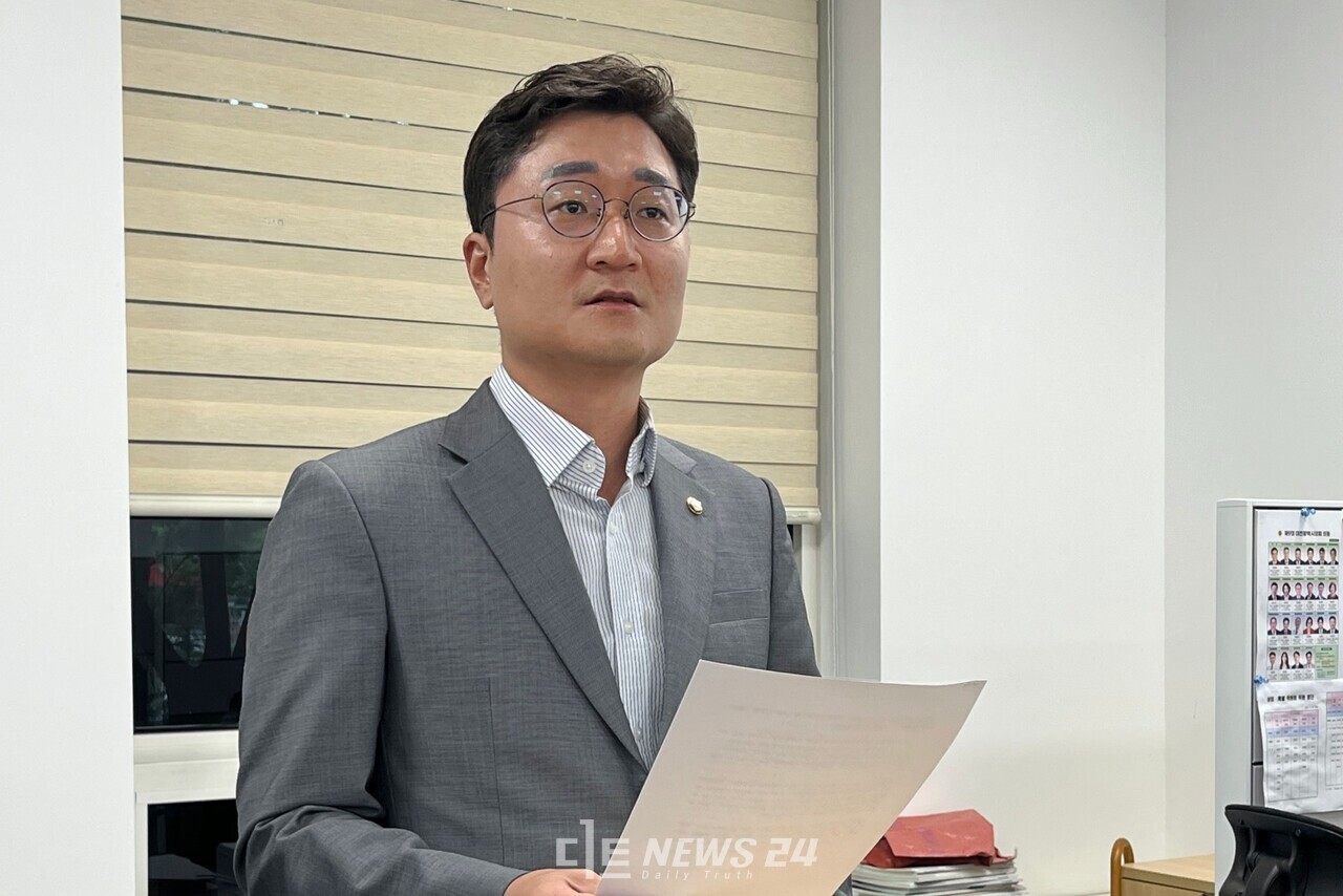 장철민 더불어민주당 국회의원은 16일 대전시의회에서 간담회를 열고 민선8기 대전시정 핵심 과제인 대전·충남 행정통합과 0시 축제를 강하게 비판했다. 유솔아 기자. 