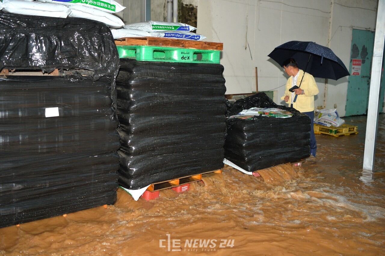 이용록 홍성군수가 갈산천 범람으로 곳곳에 피해를 입은 지역 시설물을 살피고 있다. 홍성군 제공. 
