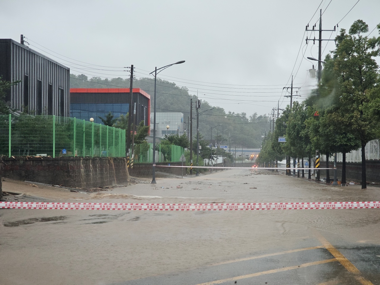 16일 밤부터 내린 폭우로 천안 풍세산업단지 일부 구간이 통제되고 있다. 최진섭 기자. 