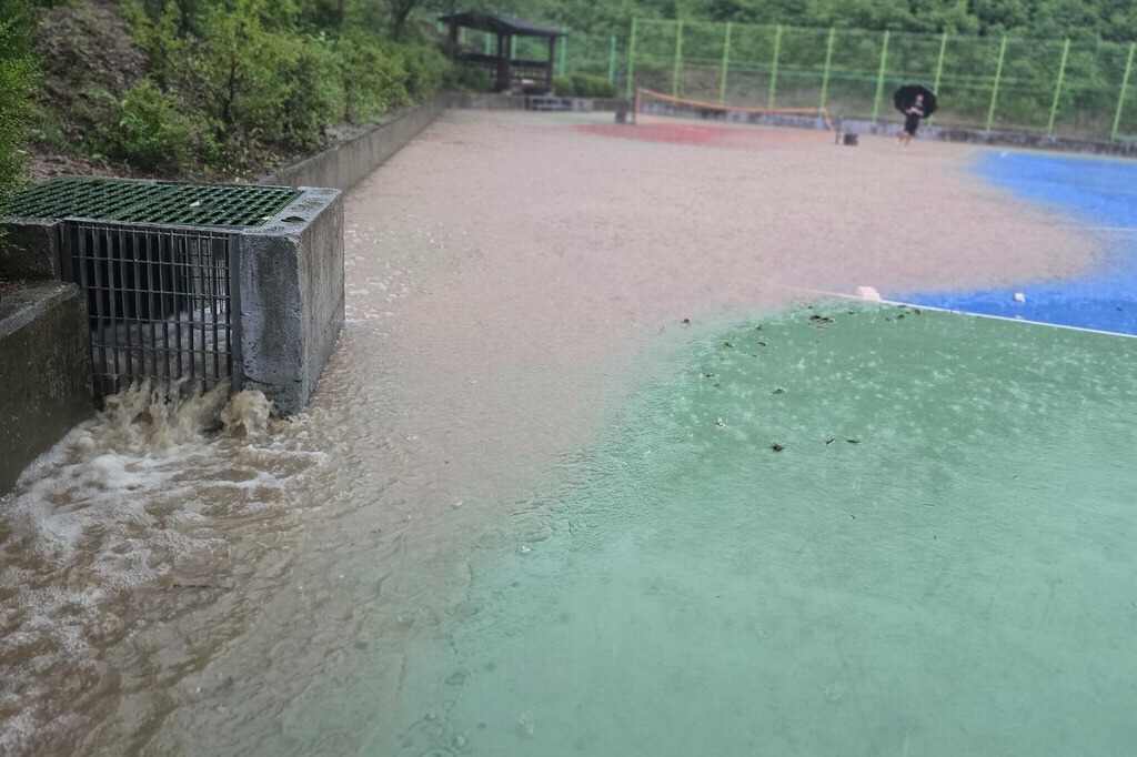 집중폭우로 물이 들어 찬 공주중학교 운동장 모습. /충남교육청 제공. 