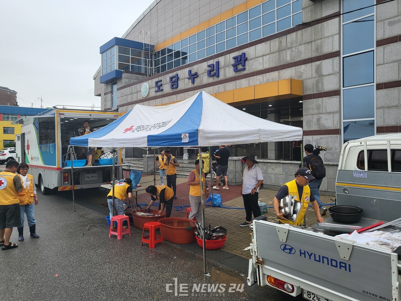충남 당진초등학교에 마련된 임시대피소에는 용연동 이재민 70여 명이 머무르고 있다. 대한적십자회는 이들에게 식사를 제공한다. 김다소미 기자. 