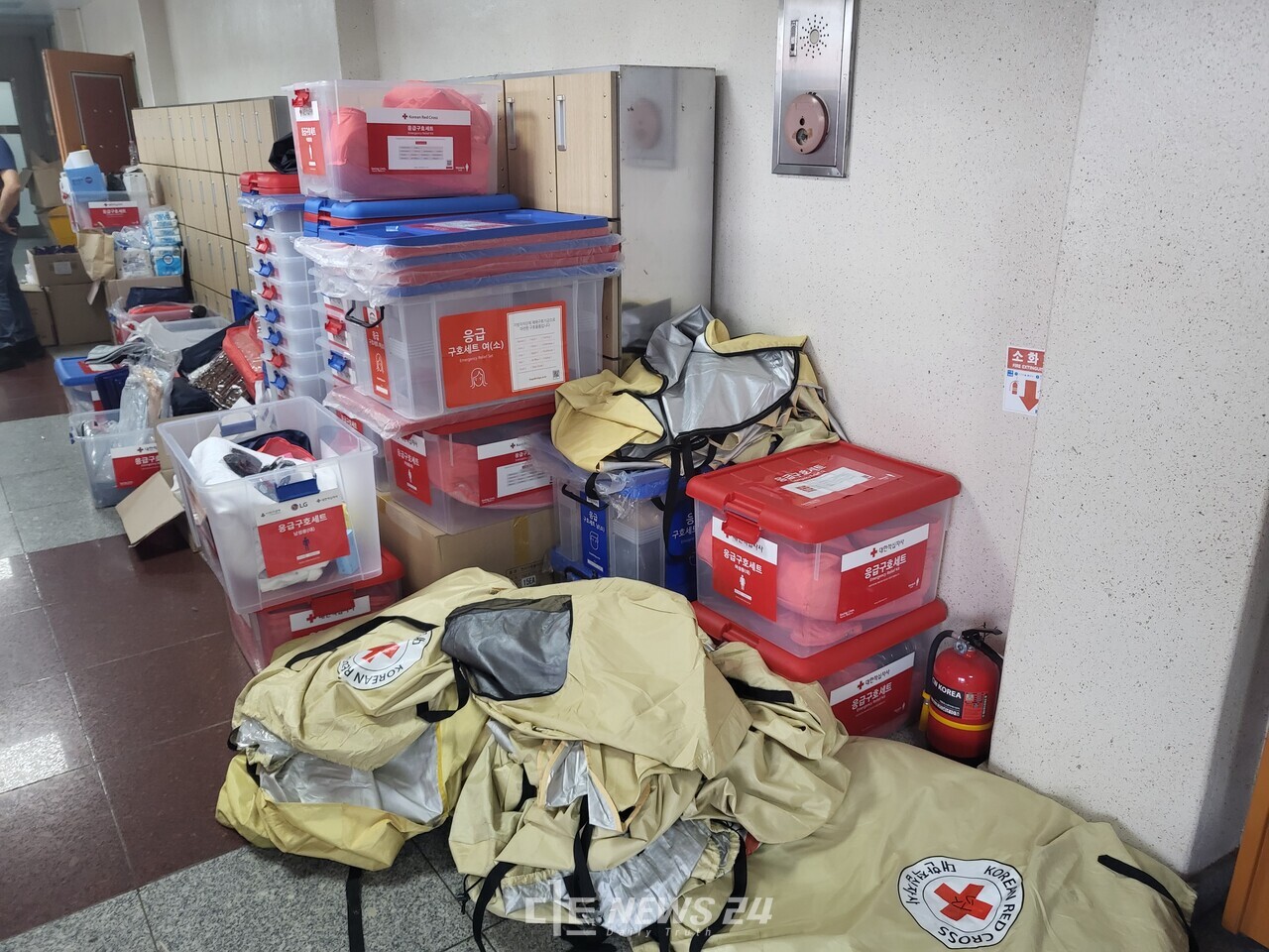 이재민들에게 지급되는 구호물품들. 김다소미 기자. 