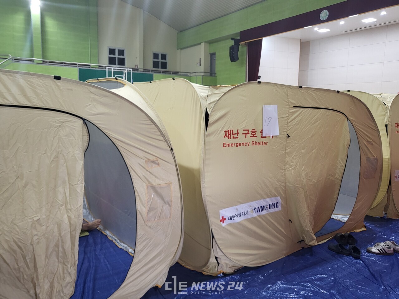 당진초 임시대피소에는 50여개의 구호 쉘터가 마련돼 있다. 김다소미 기자. 