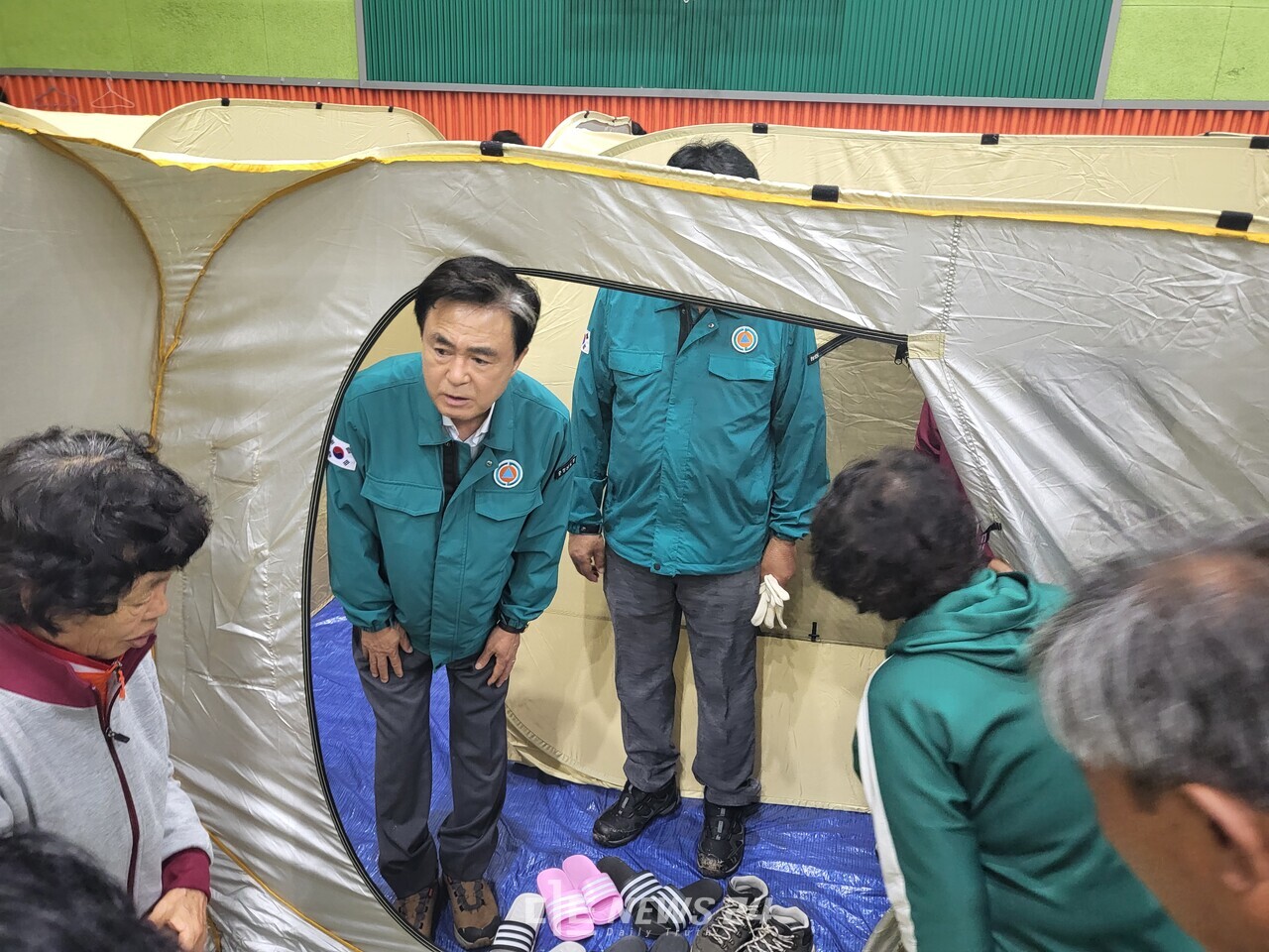 김태흠 충남지사가 17일 오전 당진초등학교에 마련된 대피소에서 이재민들을 위로하며 진속한 복구와 조치를 약속했다. 김다소미 기자. 