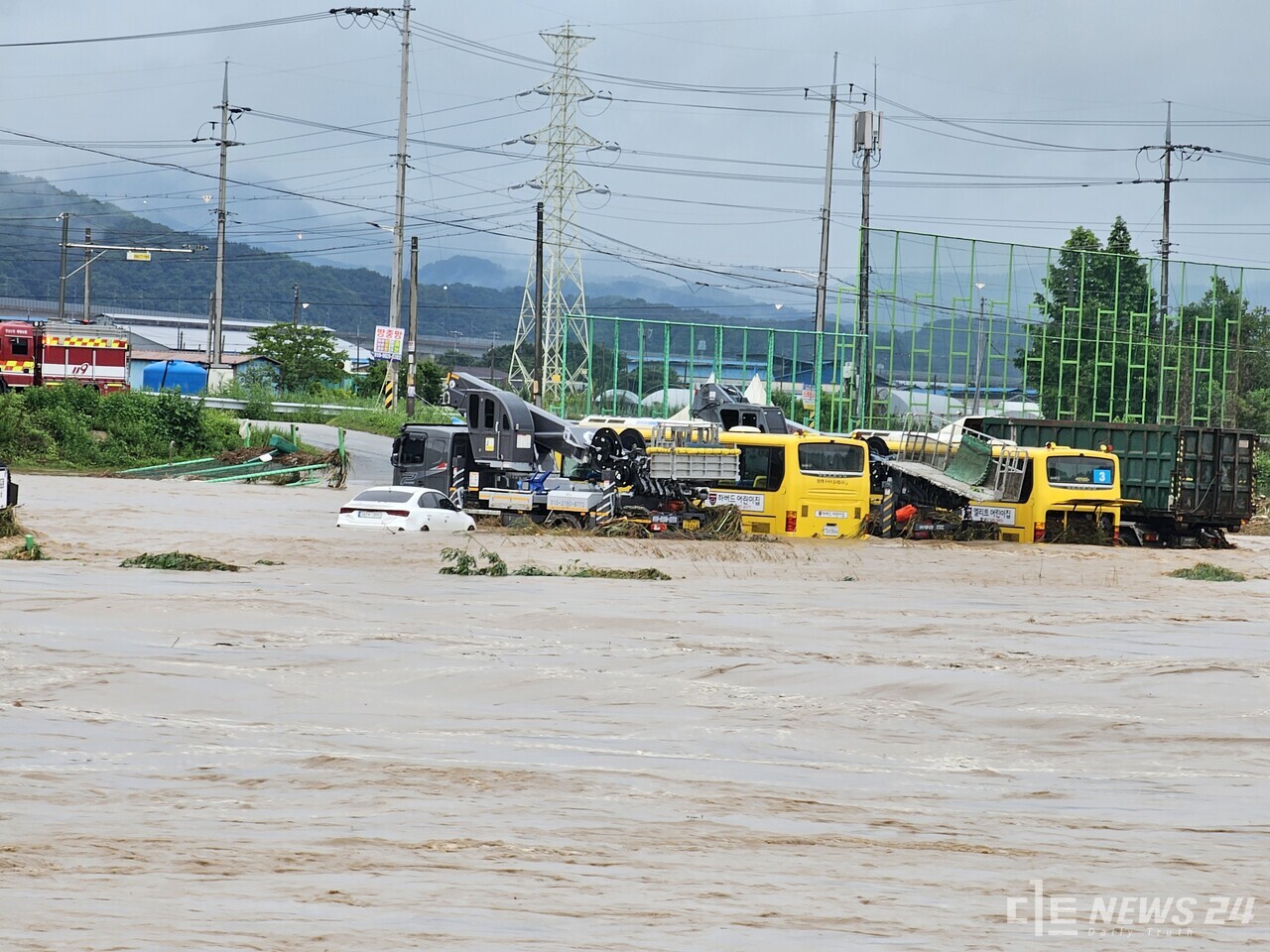 17일 아산시 봉강천 일대 하상 주차장에 주차된 일부 차량들이 갑자기 불어난 물에 미처 빠져나오지 못한 채 그대로 잠기고 있다. 최진섭 기자