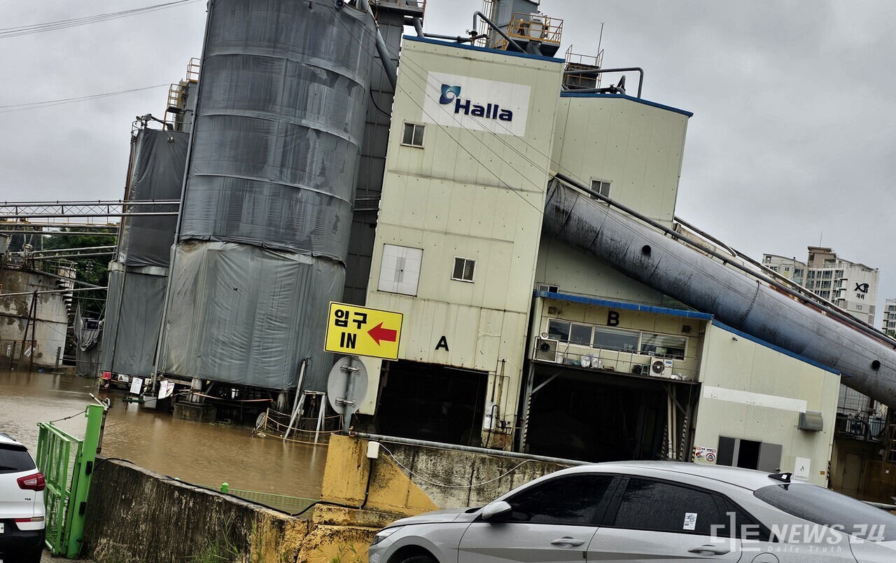 17일, 지난 밤부터 쏟아진 집중호우에 아신시 배방읍 갈매리 소재 한 공장에 물에 잠겼다. 최진섭 기자