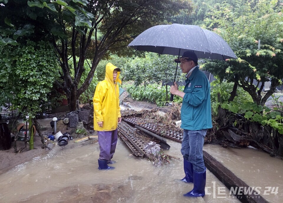 이완섭 서산시장이 17일 관내 집중호우 피해 현장을 방문해 피해상황을 살펴보고 있다. /서산시