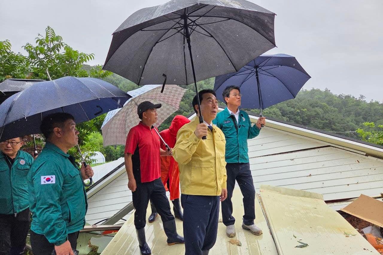 지난 16일부터 충남 전역에 기록적인 폭우가 쏟아지며 하천 범람과 산사태, 도로·전통시장 침수로 큰 피해를 입고 있다. 특히 밤사이 420mm에 육박하는 강한 비로 1명이 숨지고, 400건이 넘는 피해 신고가 접수되는 등 인명과 시설 피해가 속출하고 있다. 사진은 박수현 의원 페이스북 갈무리.