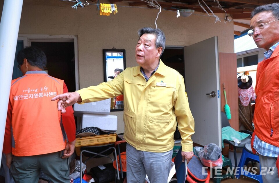 17일 오전 집중호우 침수피해 현장을 찾아 현장점검 중인 가세로 군수. /태안군