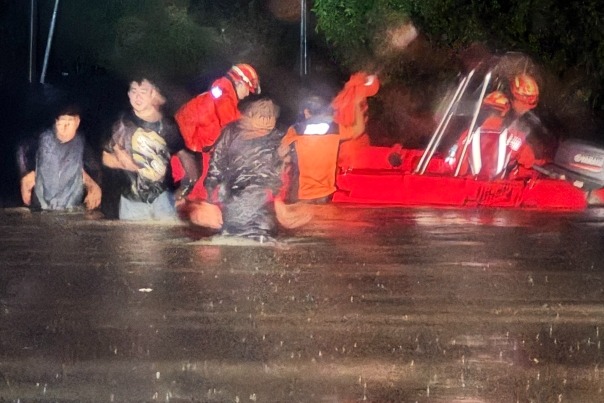 서산소방서 대원들이 수색 작업을 펼치고 있다. 소방서 제공.