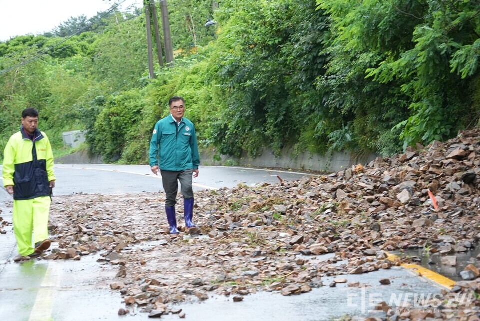 김기웅 충남 서천군수가 17일 이른 아침부터 피해가 가장 심각한 서면 춘장대와 비인면 등 현장을 긴급 방문해 피해상황을 점검하고 신속한 복구를 위한 총력 대응을 지시했다. /서천군