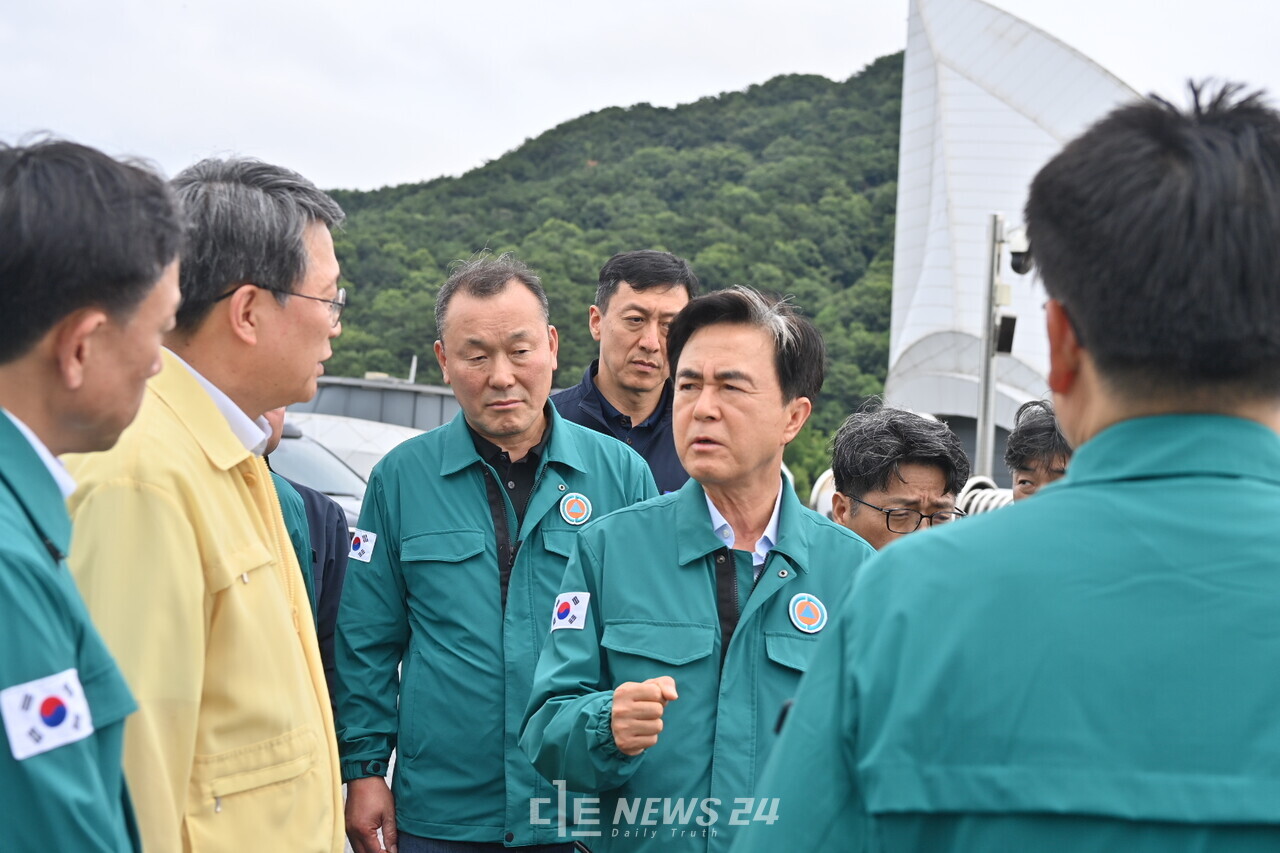 김태흠 충남지사가 이순보 예산지사장의 설명을 듣고 있다. 충남도 제공. 