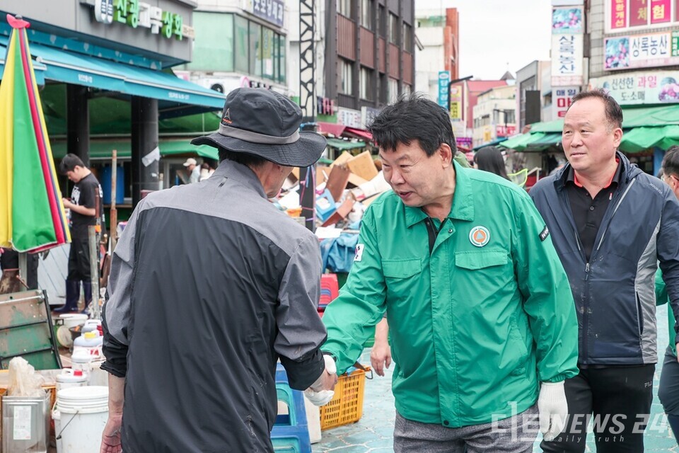 충남 당진시가 16일부터 17일 오전까지 내린 집중호우로 발생한 피해 복구에 총력을 기울이고 있다. 사진은 17일 침수피해를 입은 당진전통시장을 찾아 시민들을 위로하는 오성환 시장. /당진시  