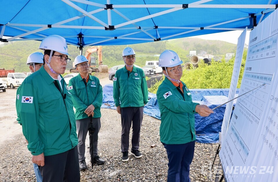 충남 보령시가 여름철 자연재난에 대비해 17일 관내 재해복구사업장을 대상으로 현장점검을 실시했다. 사진은 현장 점검 중인 김동일(왼쪽) 보령시장. /보령시