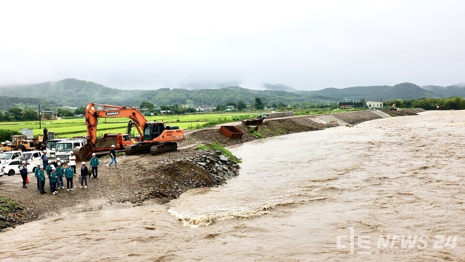 17일 김동일 보령시장과 시 관계자들이 재해복구 사업을 추진 중인 대천천을 찾아 현장을 살펴보고 있다. /보령시