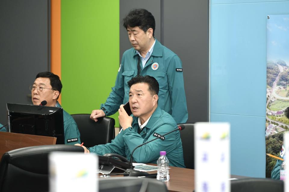 최재구 예산군수가 상황실에서 직접 복구 작업을 지시하고 있다. 예산군 제공. 