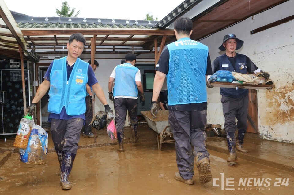 18일 당진시 용연 1통을 찾아 수해복구 활동을 벌이고 있는 현대제철 당진제철소 관계자들 모습. /당진제철소