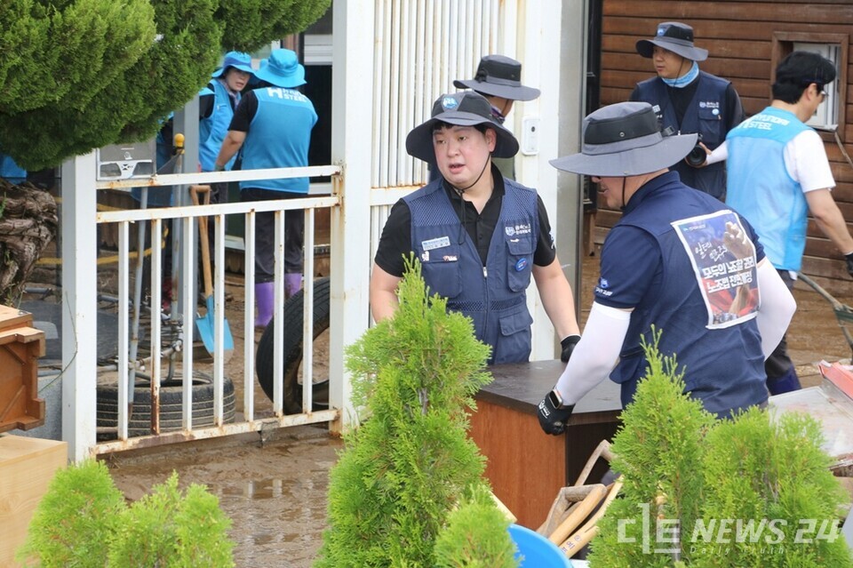 18일 당진시 용연 1통을 찾아 수해복구 활동을 벌이고 있는 현대제철 당진제철소 관계자들 모습. /당진제철소