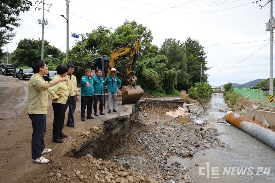 충남 서천군의회가 18일 의회 특별위원회실에서 호우피해 현황을 청취하고, 지난 16일부터 내린 집중호우로 종천, 비인, 서면 등 지역에서 발생한 도로 유실과 산사태, 침수 등 피해 현장을 둘러봤다. /서천군의회