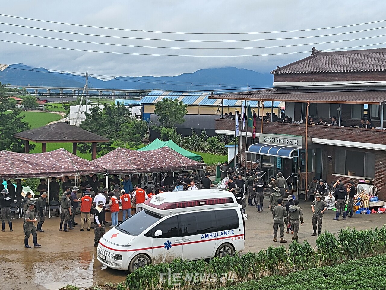 용동3리 마을회관에 국군 장병들과 자원봉사자들이 모여 있다. 용동3리는 삽교천 제방둑이 무너지며 인근 민가 50여 가구가 완전히 물에 잠겨 고립됐던 곳이다. 김다소미 기자. 