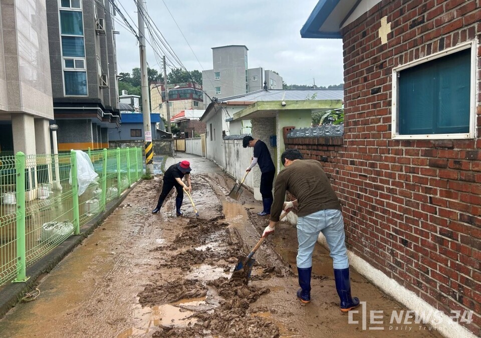 19일 서산시 주택가에서 진행된 폭우피해 응급복구 모습. /서산시