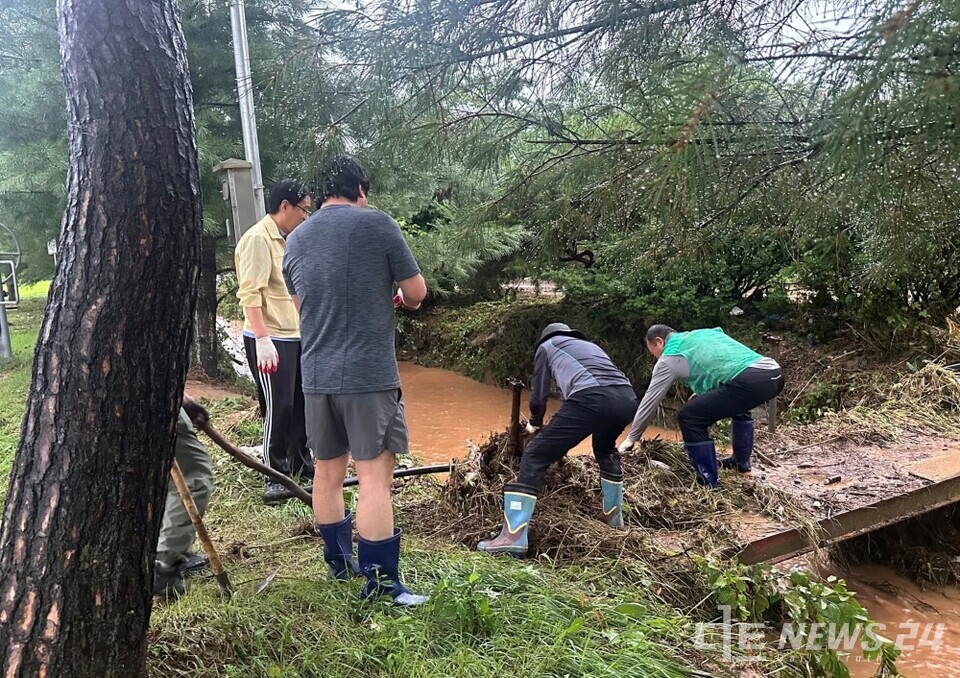 19일 서산지역 곳곳에서 진행된 폭우피해 응급복구 모습. /서산시