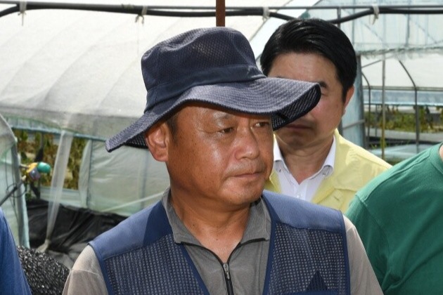 부여 규암 나복리에서 수박농사를 짓고 있는 박진완 농민. 김다소미 기자. 