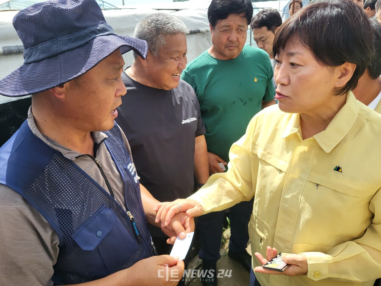 송미령 장관이 피해 농민들에게 자신의 휴대전화번호가 적힌 명함을 직접 건네며 현장에서 필요한 조치가 있다면 언제든지 전화줄 것을 요청했다. 김다소미 기자. 