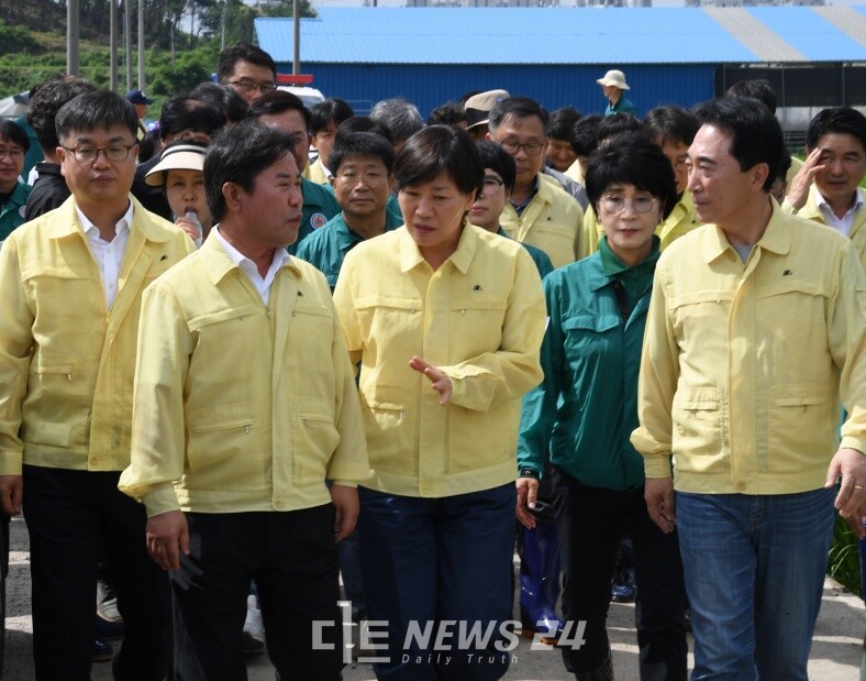 송미령 농림식품축산부 장관이 20일 오전 부여 규암면 나복리 시설하우스 피해 농가를 방문했다. 박정현 부여군수는 배수펌프장의 빈도 설계를 근본적으로 바꿔야 한다고 촉구했다. 박수현 의원도 배수 개선 사업이 시간이 오래 걸리는 점을 지적하며 기존 시설의 '개보수' 방식으로 설계 시간을 단축할 것으로 제시했다. 김다소미 기자. 