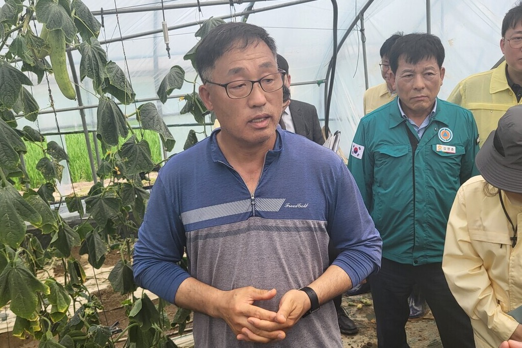 규암에서 오이 농사를 짓는 허덕웅 농민이 피해 현황을 설명하고 있다. 김다소미 기자. 