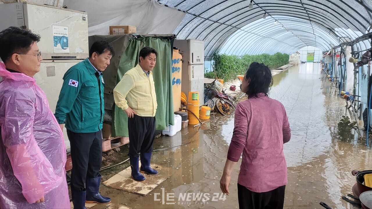 박정현 부여군수가 시설하우스 피해 농민의 호소를 듣고 있다. 김다소미 기자. 