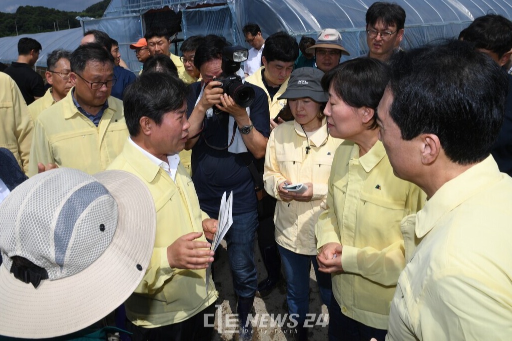 박정현 군수가 송 장관에게 반복적 침수 피해를 예방할 세자기 방법을 제안했다. 김다소미 기자. 