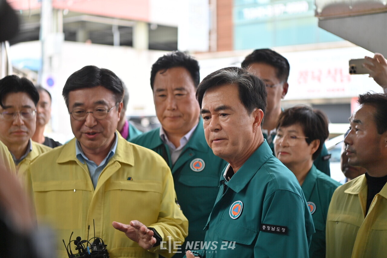 김태흠 지사가 충남 당진 어시장 수해 현장을 찾은 윤호중 행안부 장관에게 특별재난지역선포를 건의했다. 충남도 제공. 