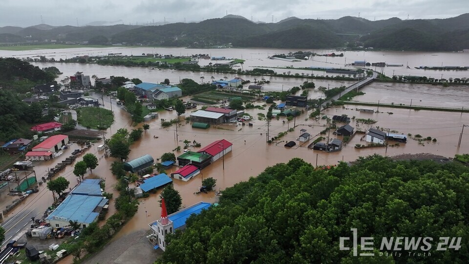 기록적인 폭우에 물에 잠긴 충남 당진지역 시가지와 농경지 모습. 디트뉴스DB. 